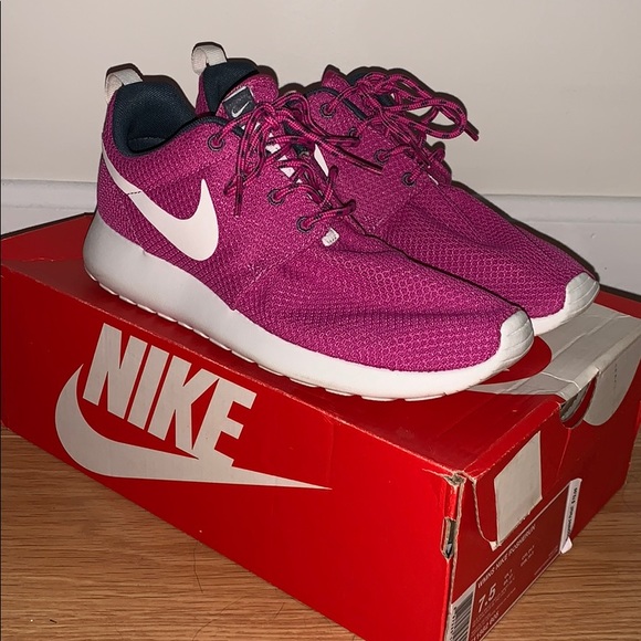 Women’s Nike Rosherun - Picture 2 of 3